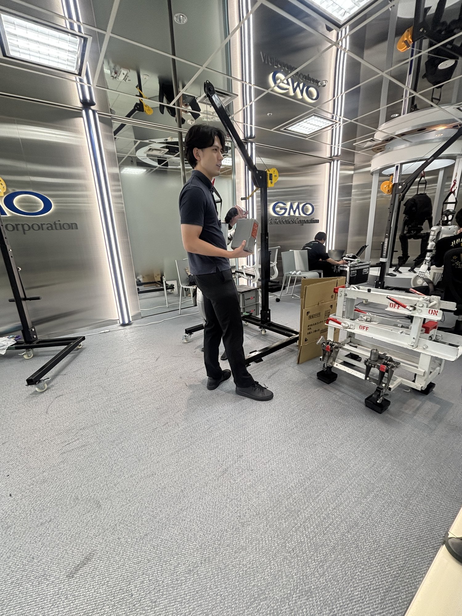 架台のそばで機体を調整するスタッフ